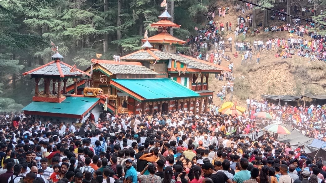 Uttarkashi News Crowd of devotees gathered in the historic Danda ki Jatr of Ranwai Ghati