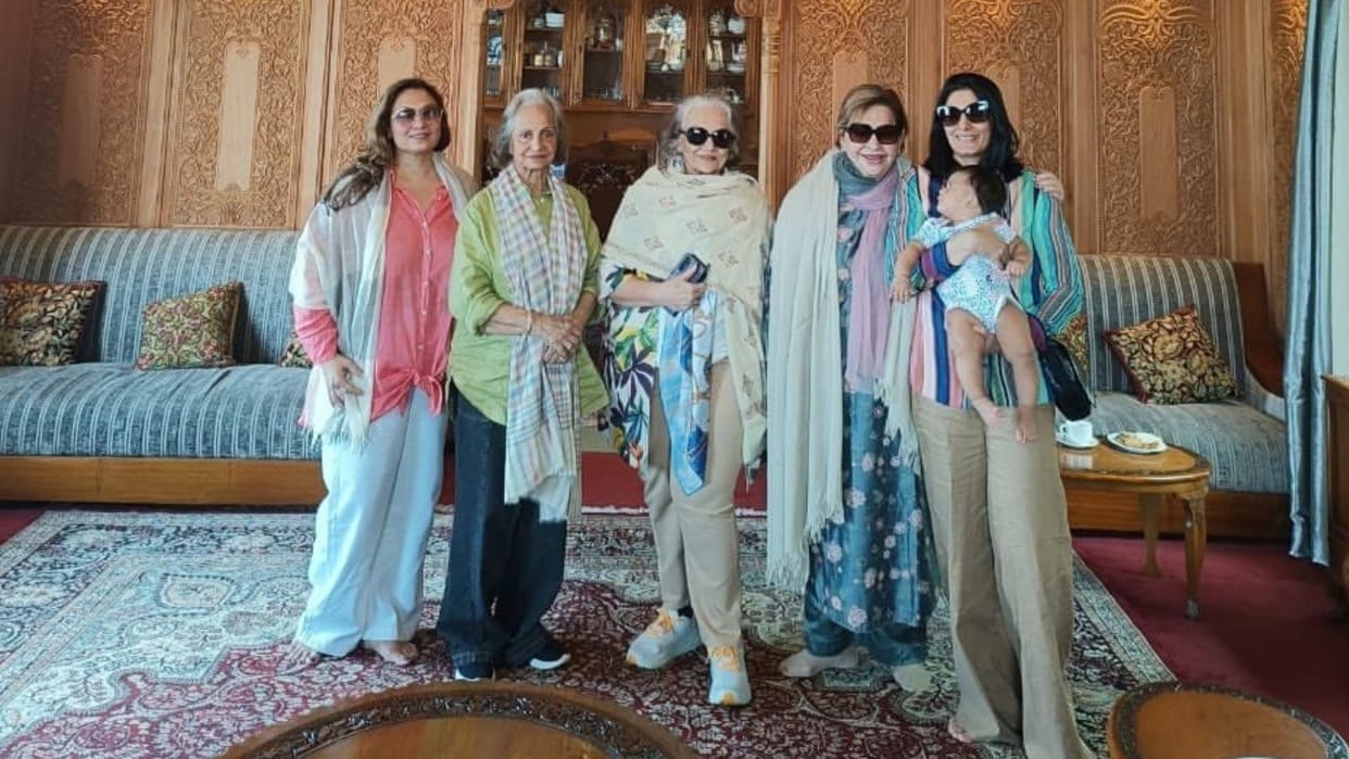 Actresses of the 70s are holidaying in Srinagar Asha Parekh Waheeda Rehman Helen shared pics