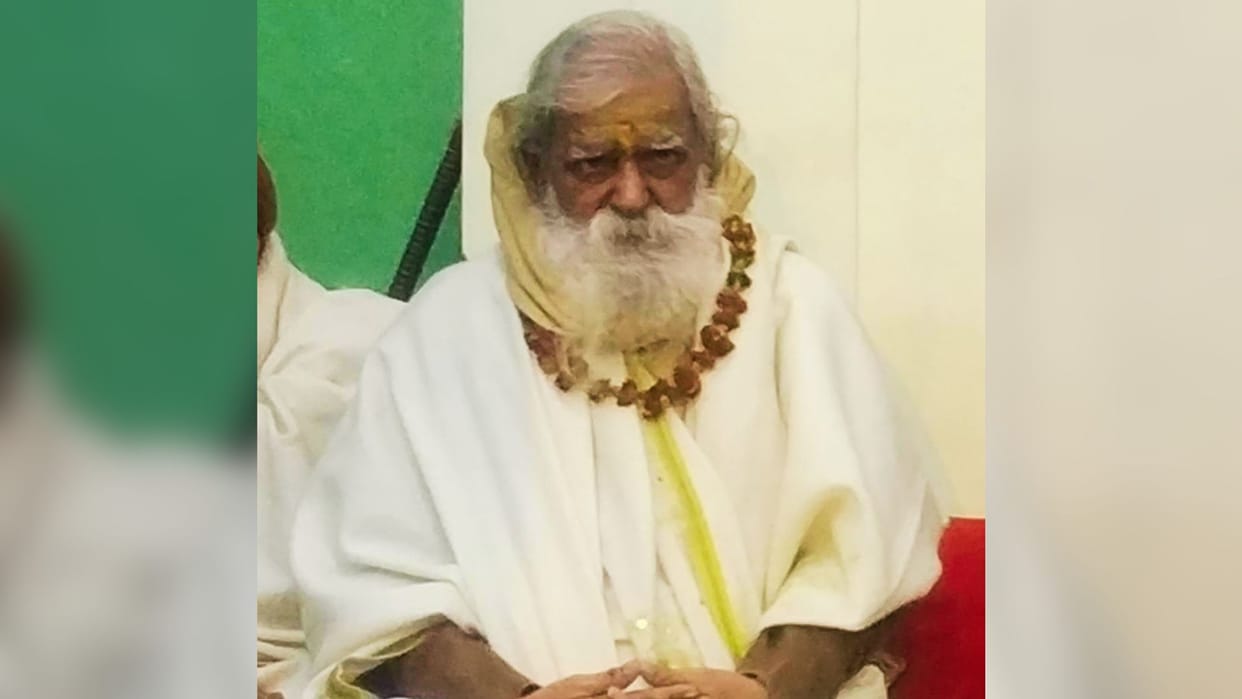 Laxmikant Dixit used solve discrepancy between Muhurta and dates he was given title of Ved Samrat