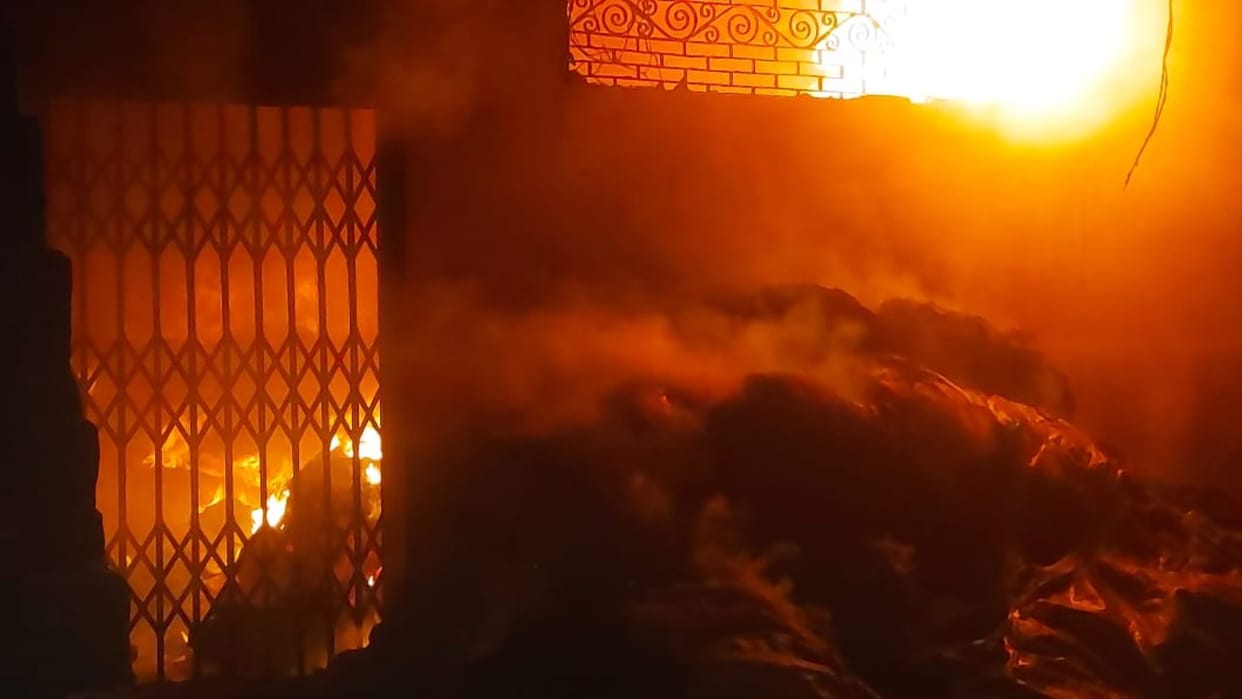 huge fire warehouse in varanasi everything burnt loss of 60 lakh rupees four fire engines engaged