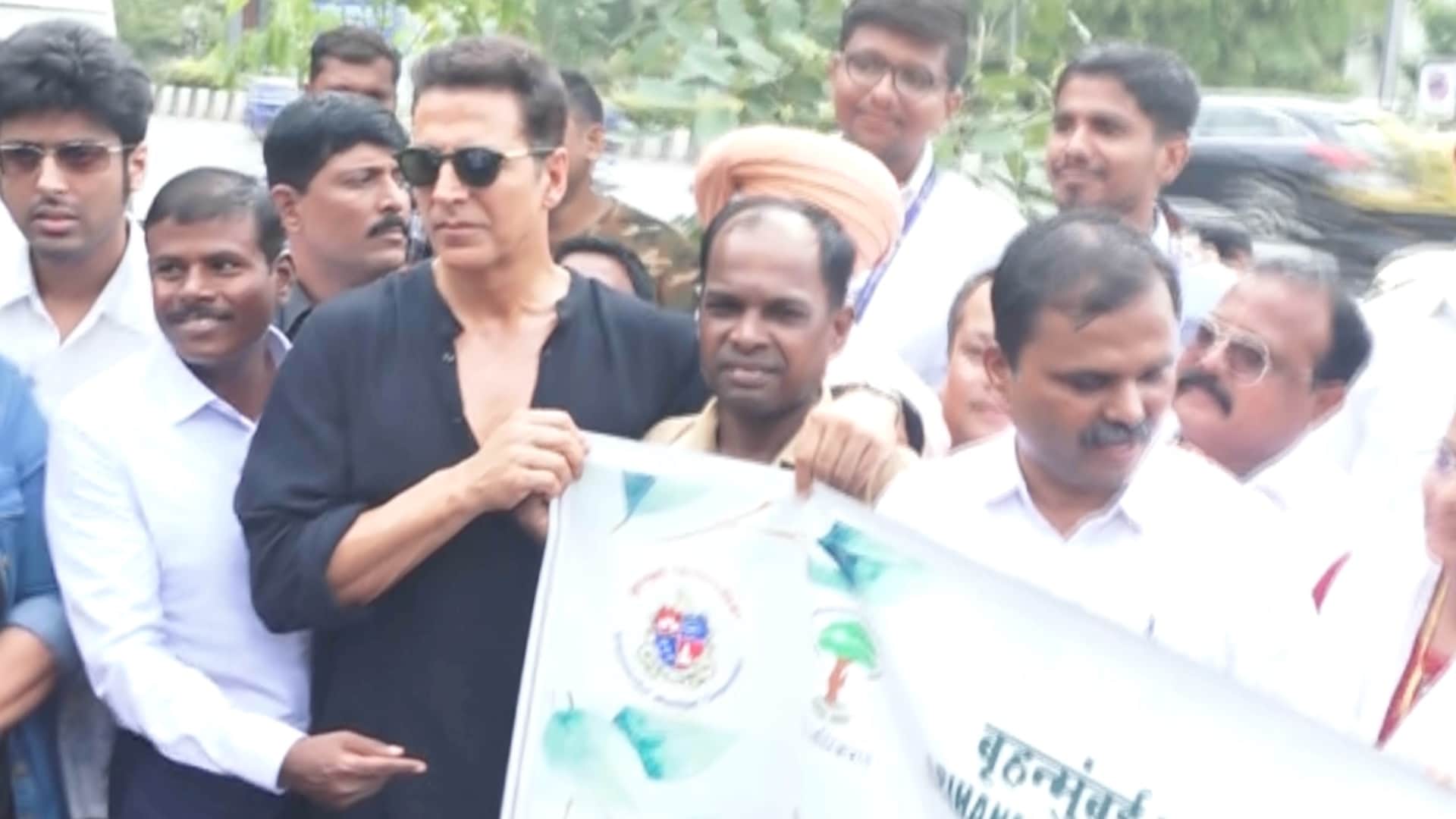 Welcome To The Jungle star Akshay Kumar planted 300 bahava trees by earth warrior in memory of his parents