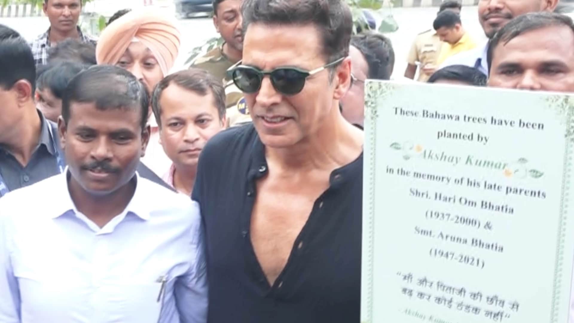 Welcome To The Jungle star Akshay Kumar planted 300 bahava trees by earth warrior in memory of his parents