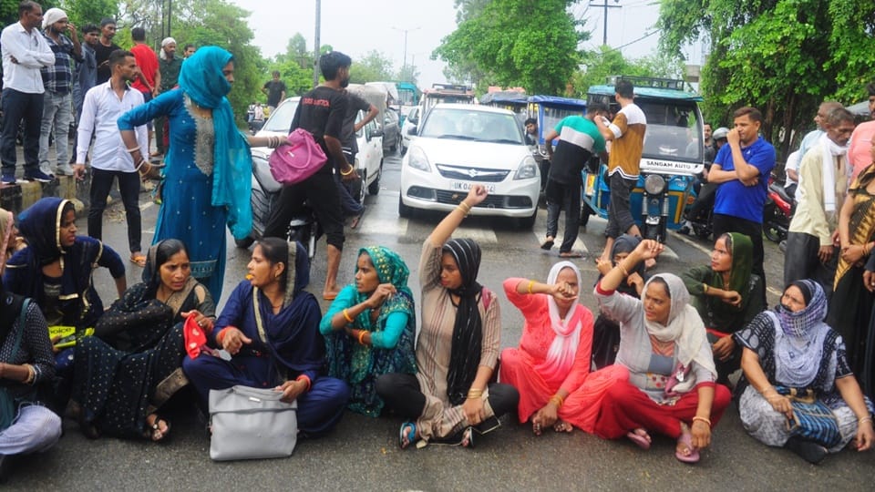 Amroha: Female mate blocked Joya road, said- solve the problems, held talks with DM