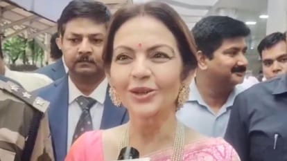Industrialist Mukesh Ambani wife Nita ambani with Radhika marchent reached Kashi worshiped Baba Vishwanath