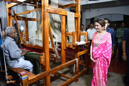 Industrialist Mukesh Ambani wife Nita ambani with Radhika marchent reached Kashi worshiped Baba Vishwanath