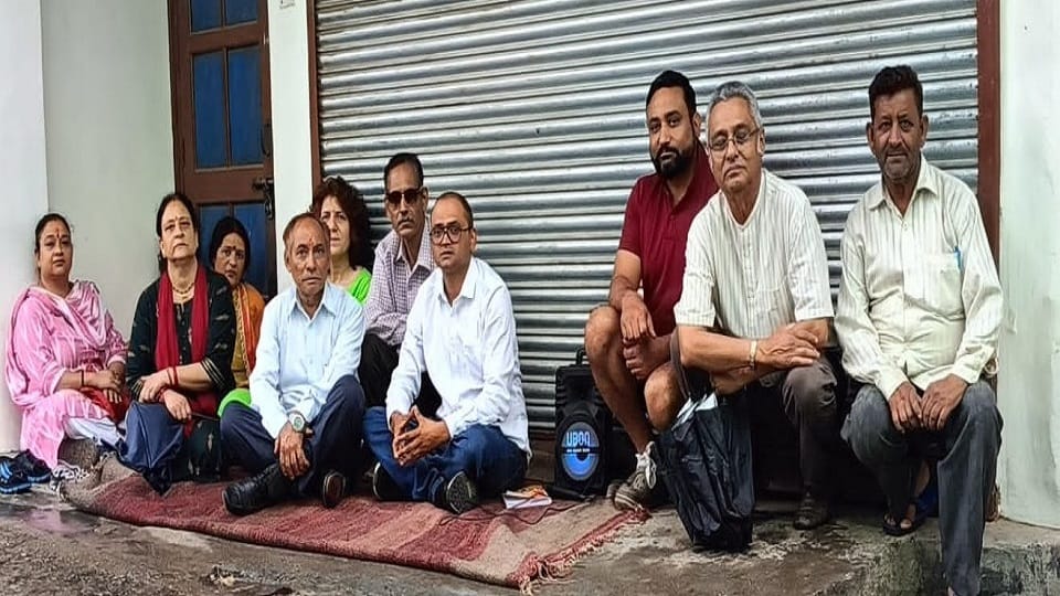 People remained on strike even in the rain in almora