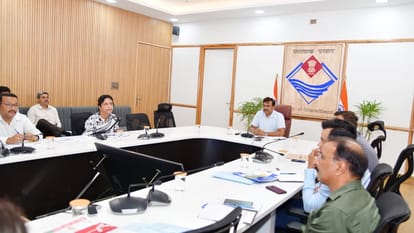 बैठक लेते अपर मुख्य सचिव आनंद बर्द्धन