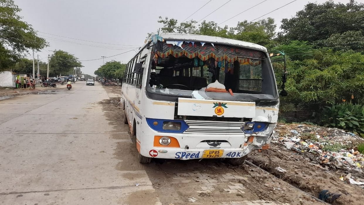 over speed private bus crushed two youths in budaun