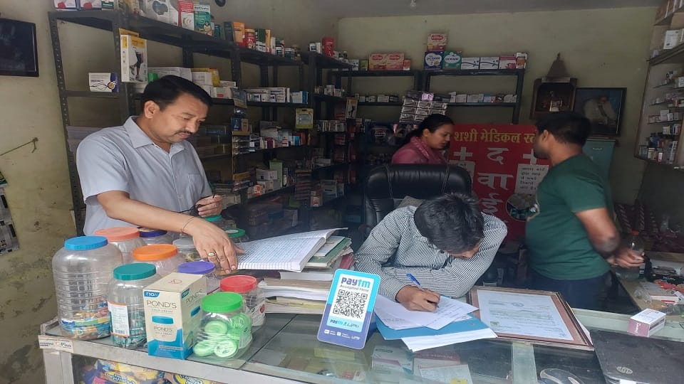 Drug inspector and administration team sealed four medical stores in Banbhulpura area