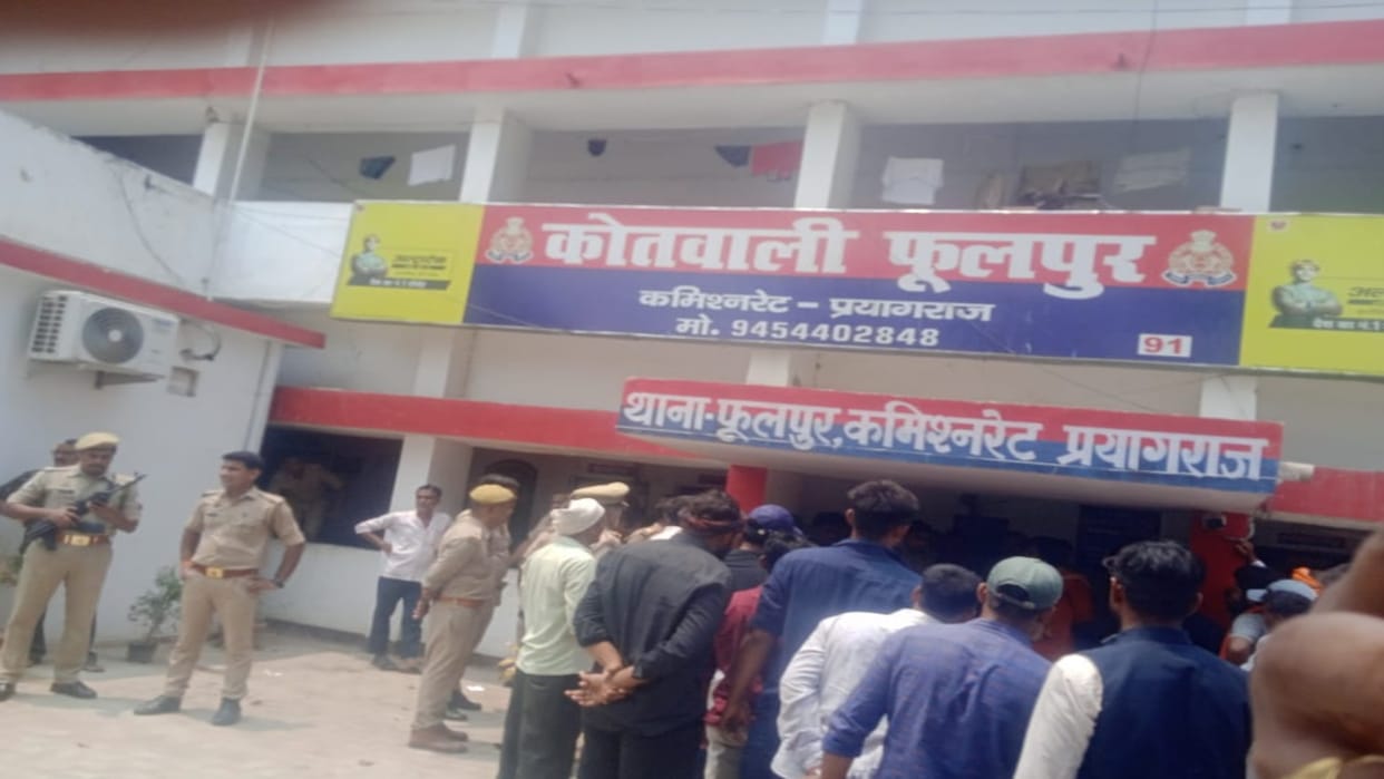 Bajrang Dal workers enraged at slapping RSS volunteer, surrounded the police station, blocked the area