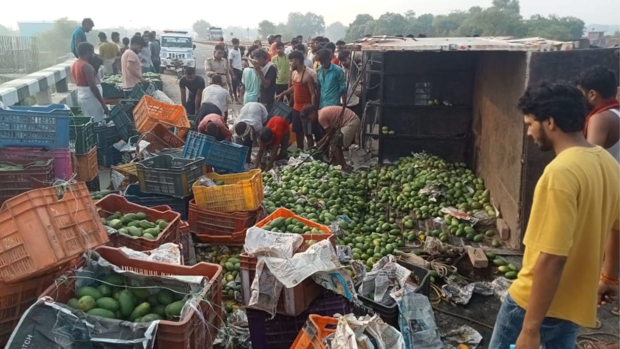 Pickup overturned on Mohansarai over bridge in varanasi mango looting massive traffic jam two people injured