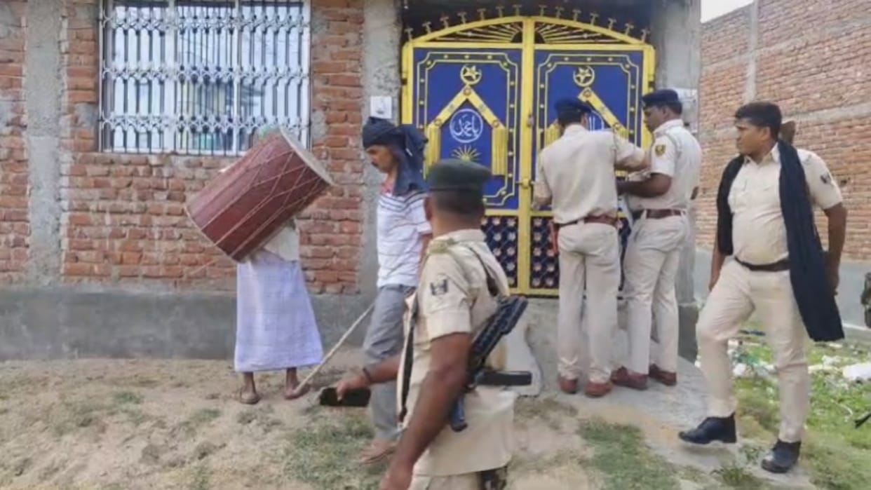 Gaya News: police confiscated property of criminals by beating drums, they are absconding in serious cases