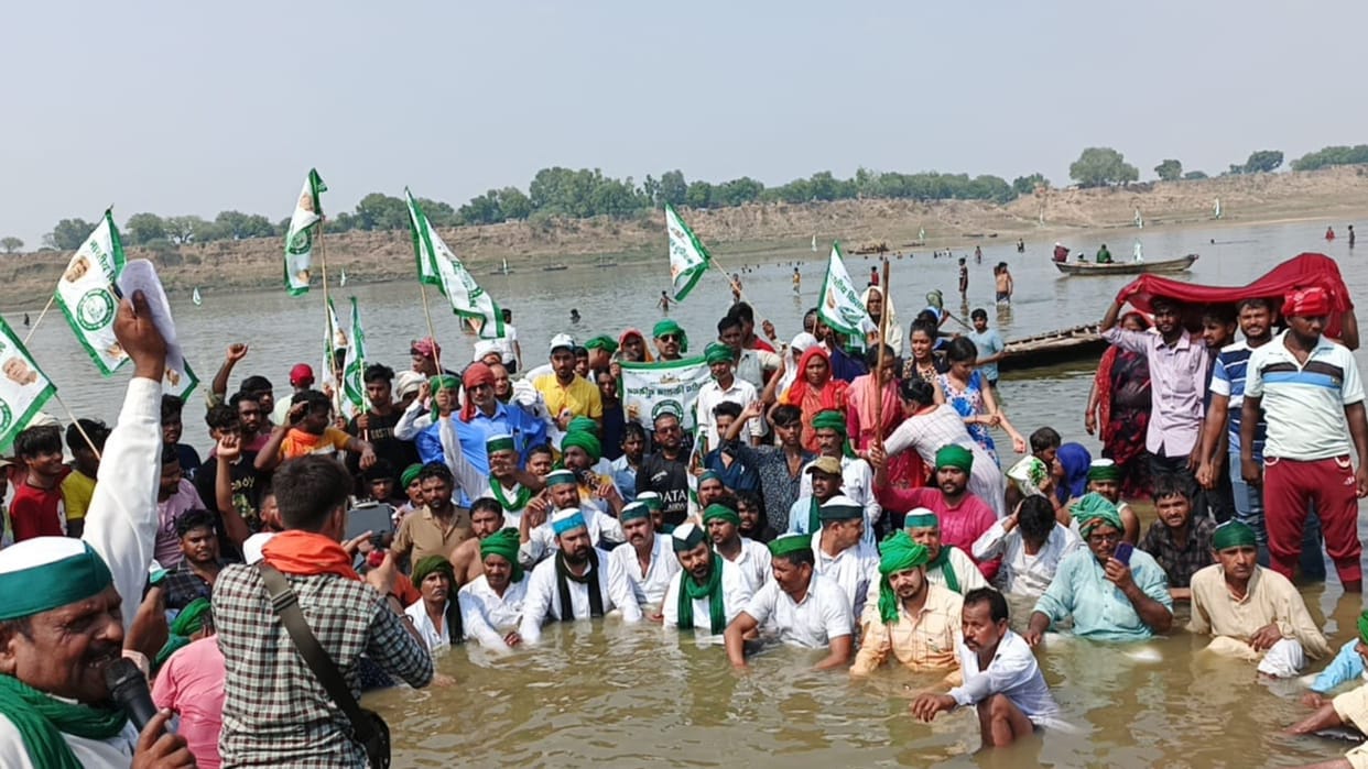Water Satyagraha: BKU did water satyagraha in Yamuna regarding its demands, sloganeering against the governmen