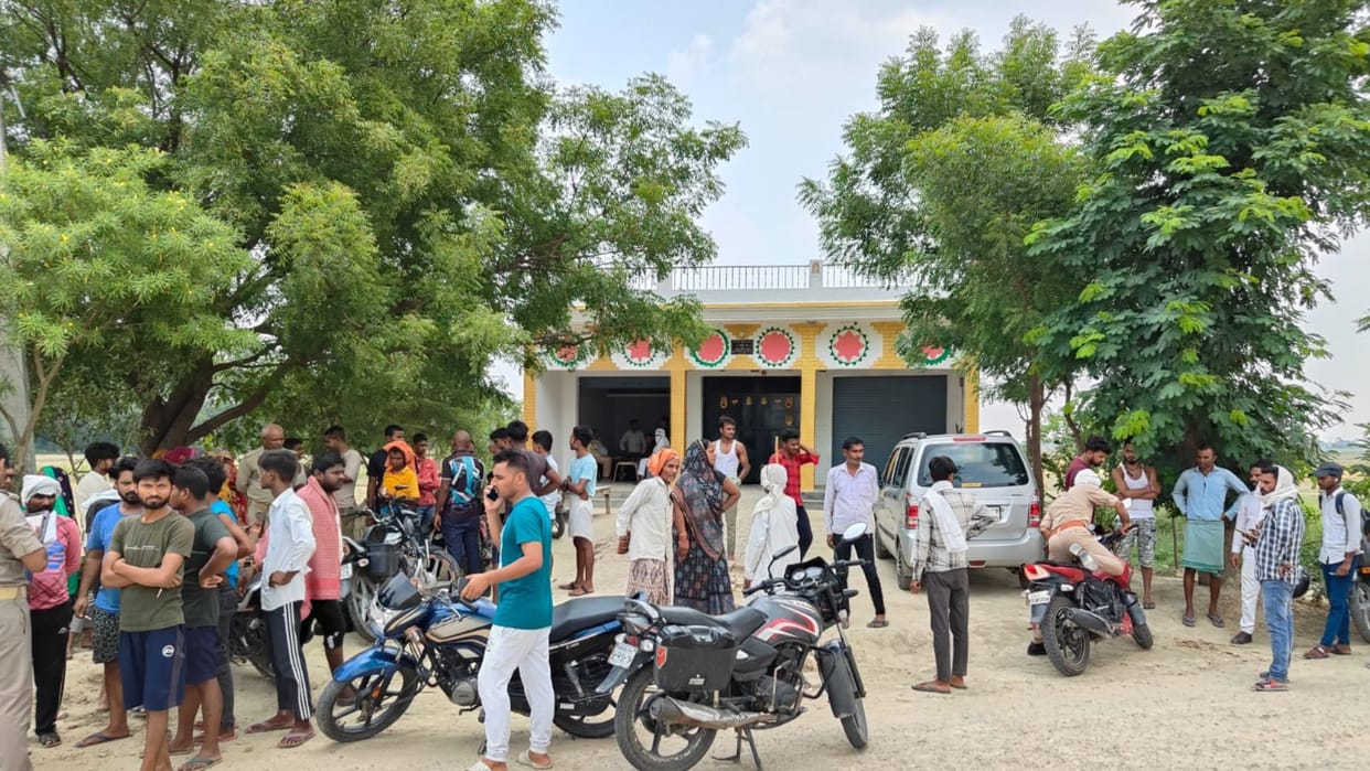 man died and many people injured in road accident in azamgarh