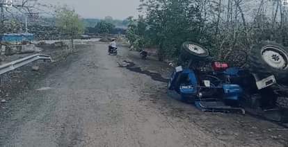 घटनास्थल पर पलटा ट्रैक्टर