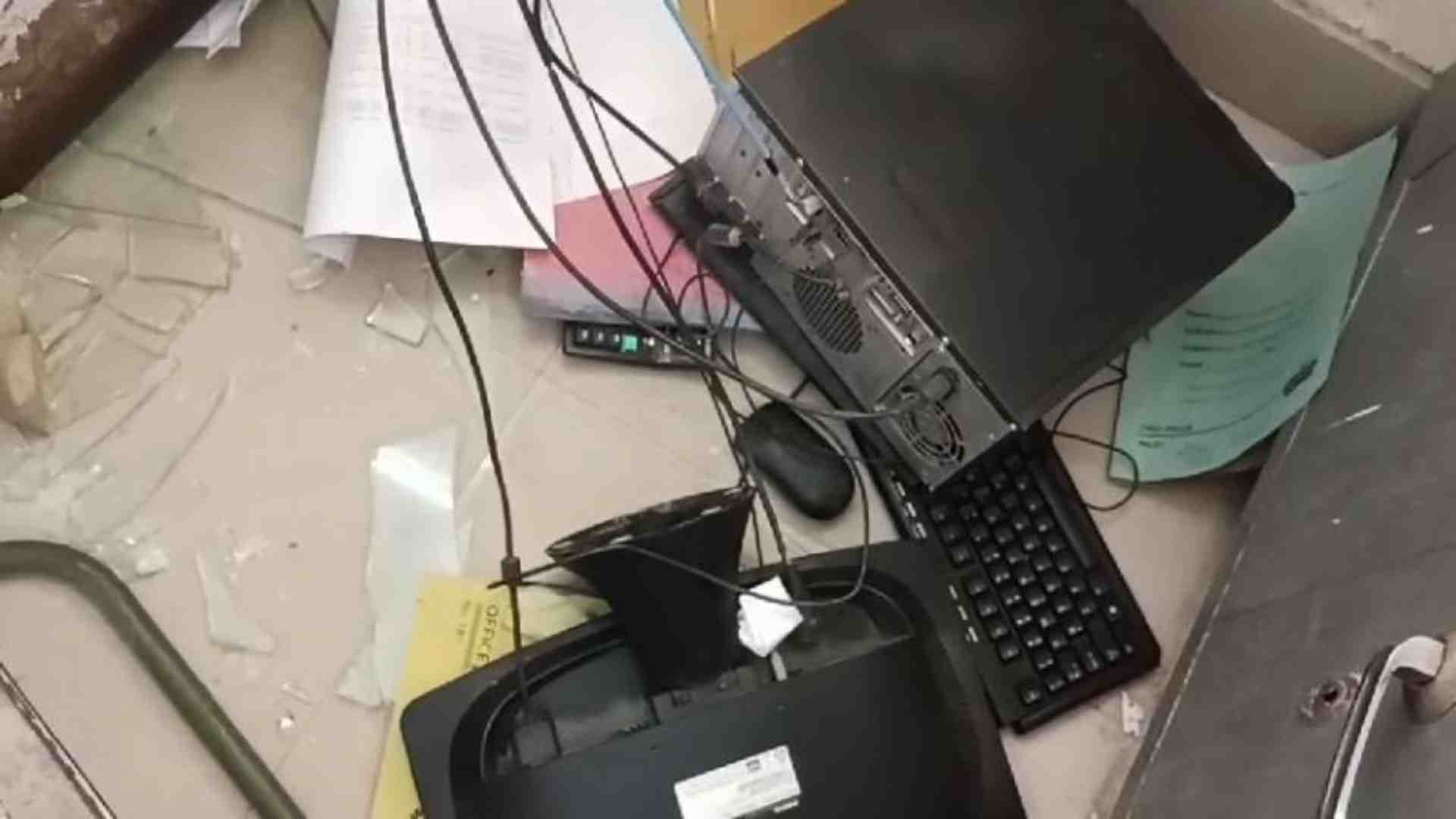 हंगामें के बाद कार्यालय में बिखरा सामान।