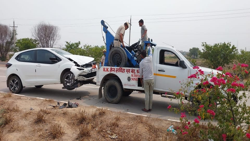 bank employee died due to car hit bike in Fatehabad