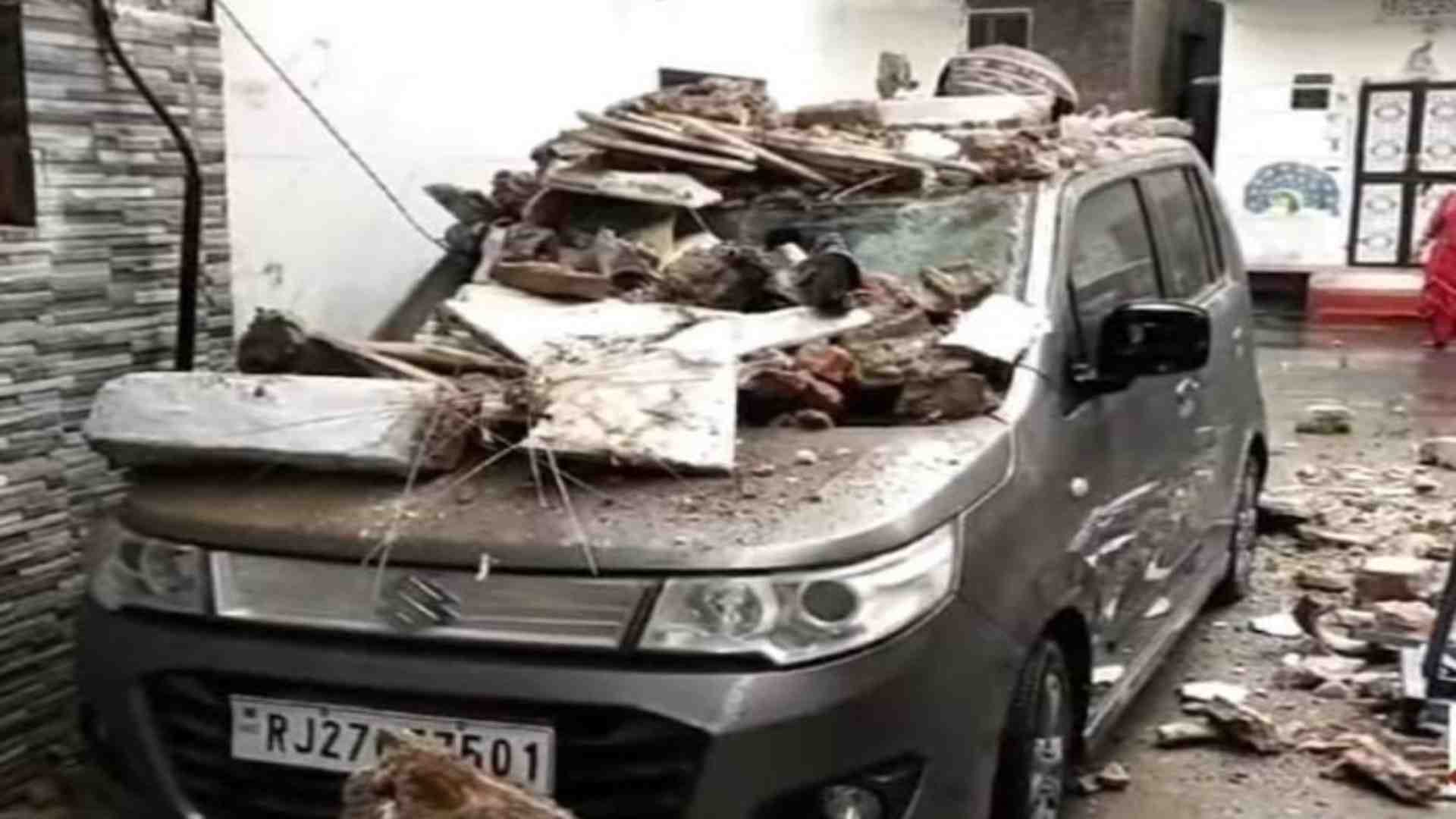 कार के ऊपर गिरा मलबा।