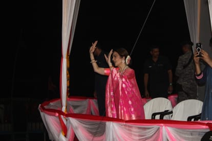 Industrialist Mukesh Ambani wife Nita ambani with Radhika marchent reached Kashi worshiped Baba Vishwanath