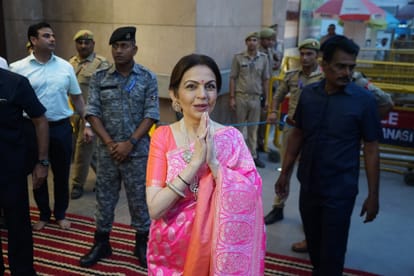 Industrialist Mukesh Ambani wife Nita ambani with Radhika marchent reached Kashi worshiped Baba Vishwanath
