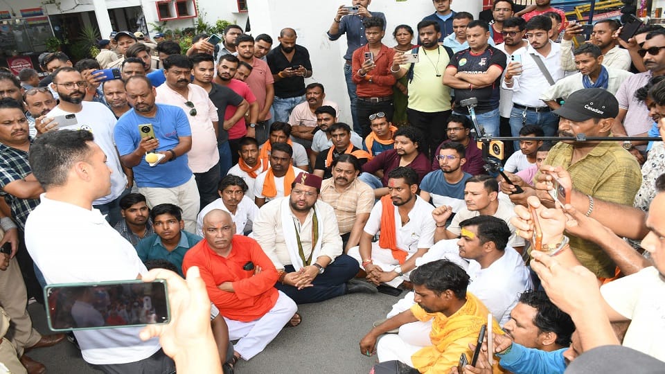 Five hours protest for the recovery of girl students in haldwani