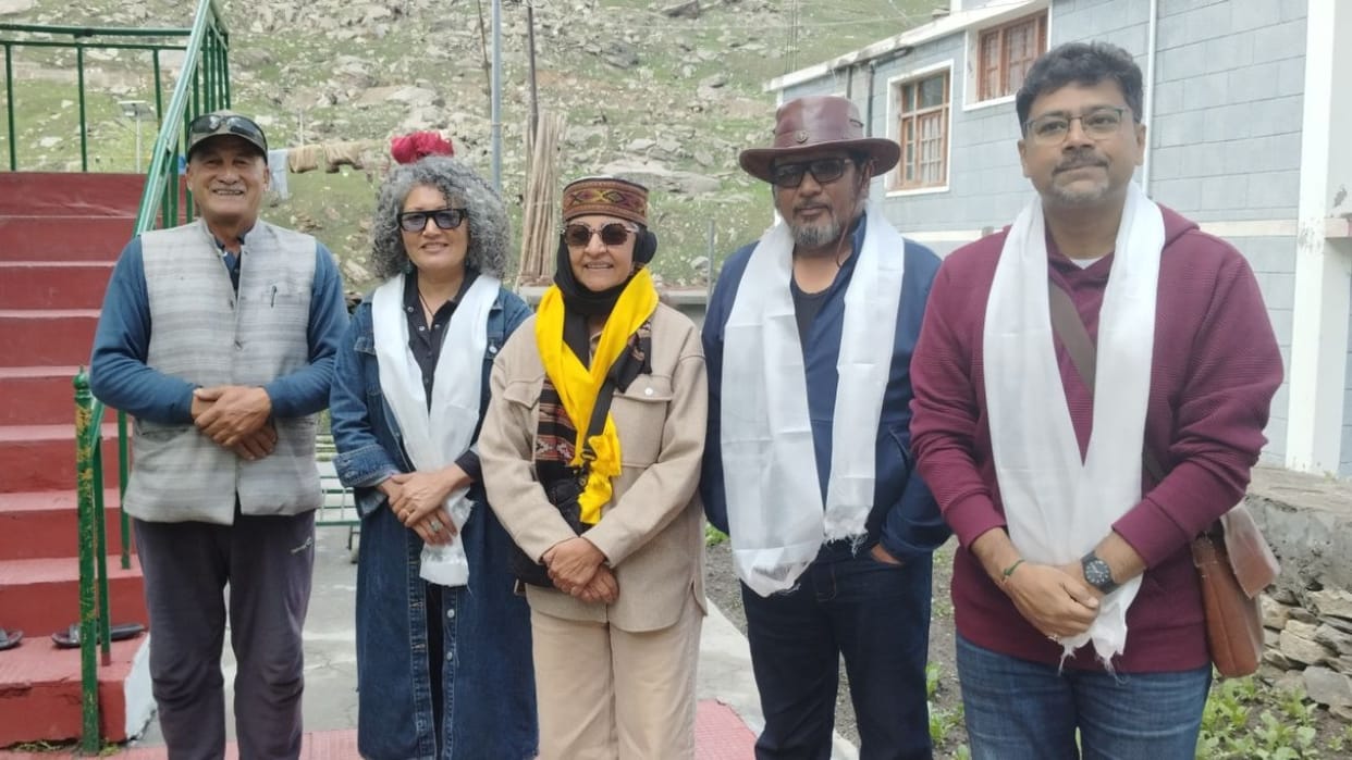 Actress Deepti Naval reached Koksar welcomed by wearing traditional khatak and cap