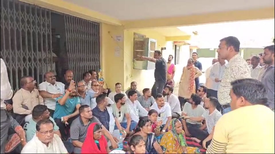 MLA व्यास कश्यप ने किया प्रदर्शन