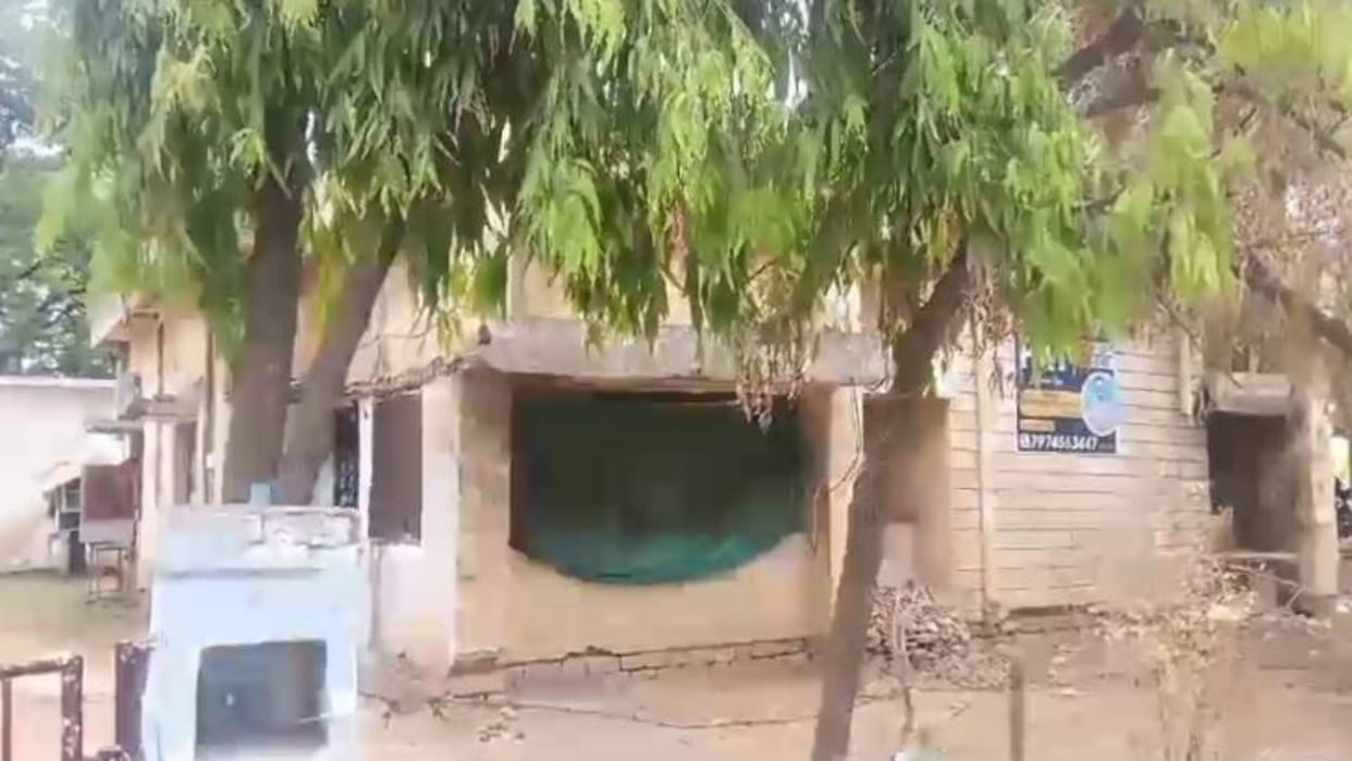 Gwalior dilapidated wall of government bungalow collapsed child playing nearby died under debris