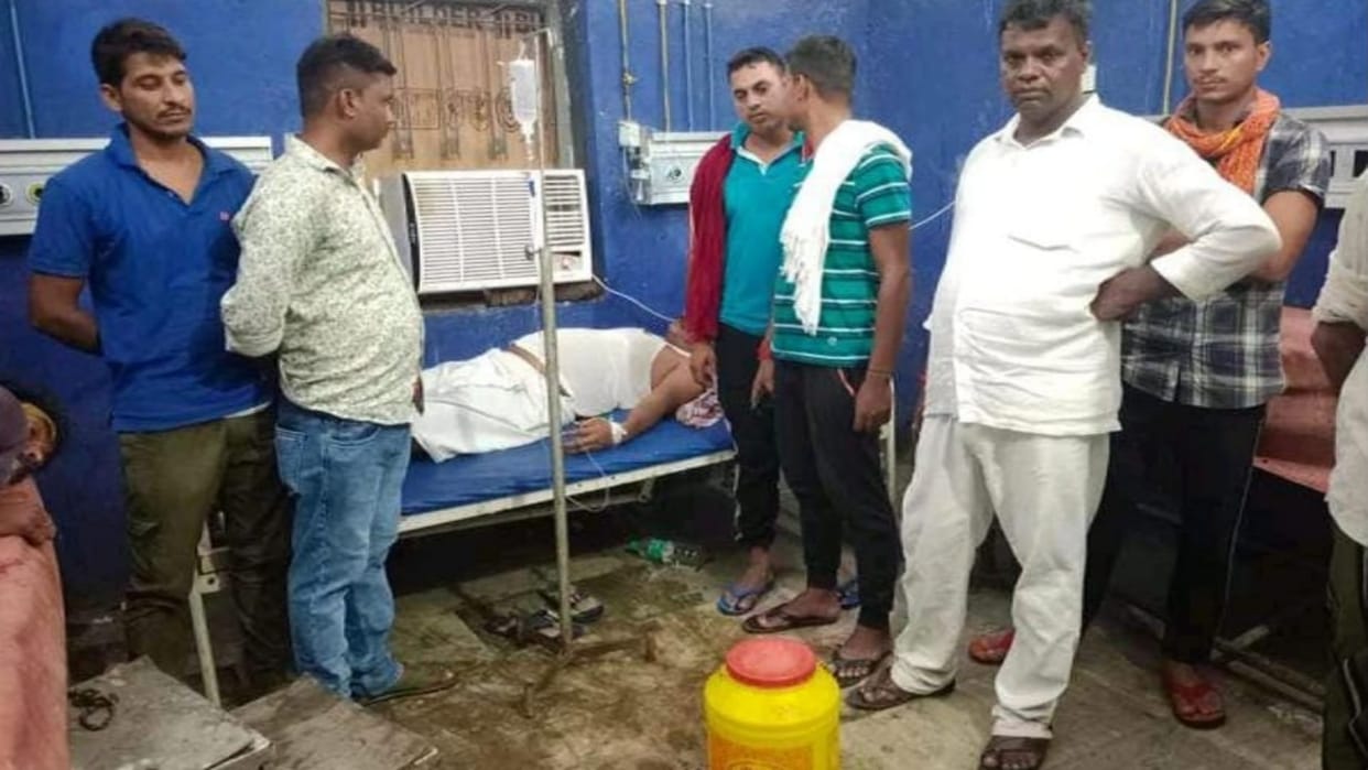Nawada News: inspector was bitten by a snake, he caught it alive and reached hospital