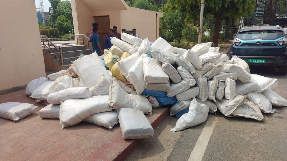 Mockery of plastic free campaign in Agra polythene did not stop nor thermocol