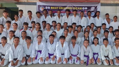 thirty players given fencing training in varanasi Vikas Club won hockey competition