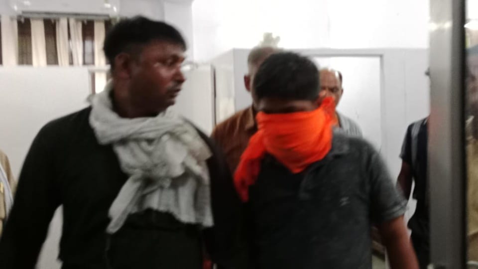 Rampur: Anti-corruption team raids.. Computer operator arrested from CMO office