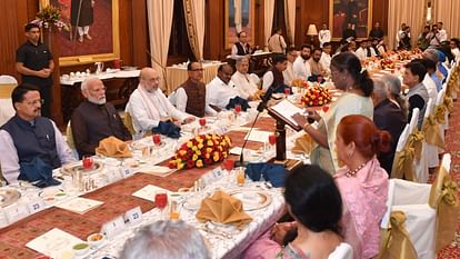 Photos: राष्ट्रपति द्रौपदी मुर्मू ने पीएम मोदी और केंद्रीय मंत्रियों को दिया भोज, जानें कौन-कौन हुआ शामिल Murmu hosts dinner for PM Modi-led Union Council of Ministers