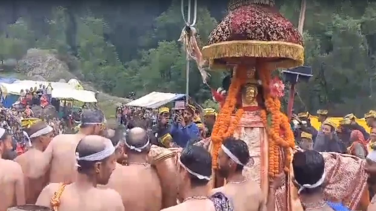 Rawal Rishi took a royal bath at the religious place Rudranag, the priests also took a holy dip