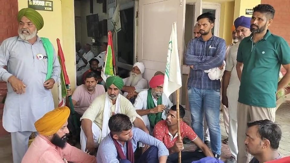 farmers protest out side of EXN office in Tohana demand for new tube well connection
