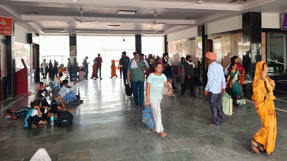 Two trains remained canceled on Kagsanj-Mathura track