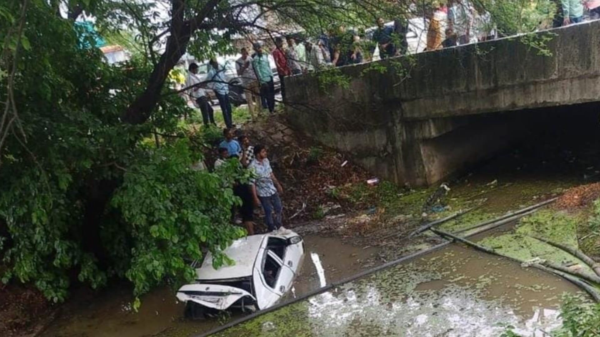 ट्रायल लेते समय कार नदी में जा गिरी