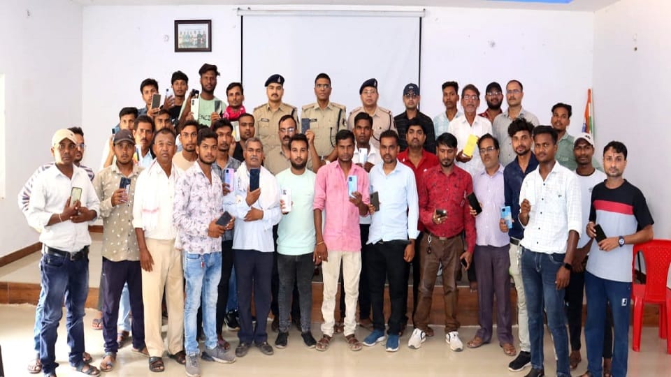 Police returned 125 lost mobiles worth 20 lakhs happiness returned on people faces in Kabirdham