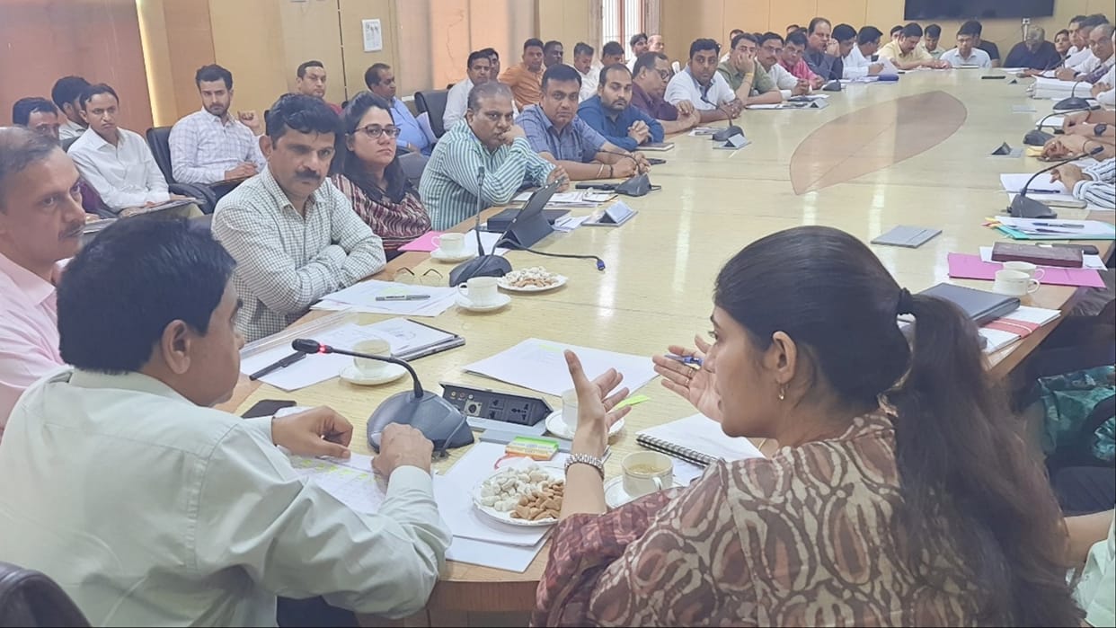 Divisional Commissioner held a meeting of officers in Rohtak