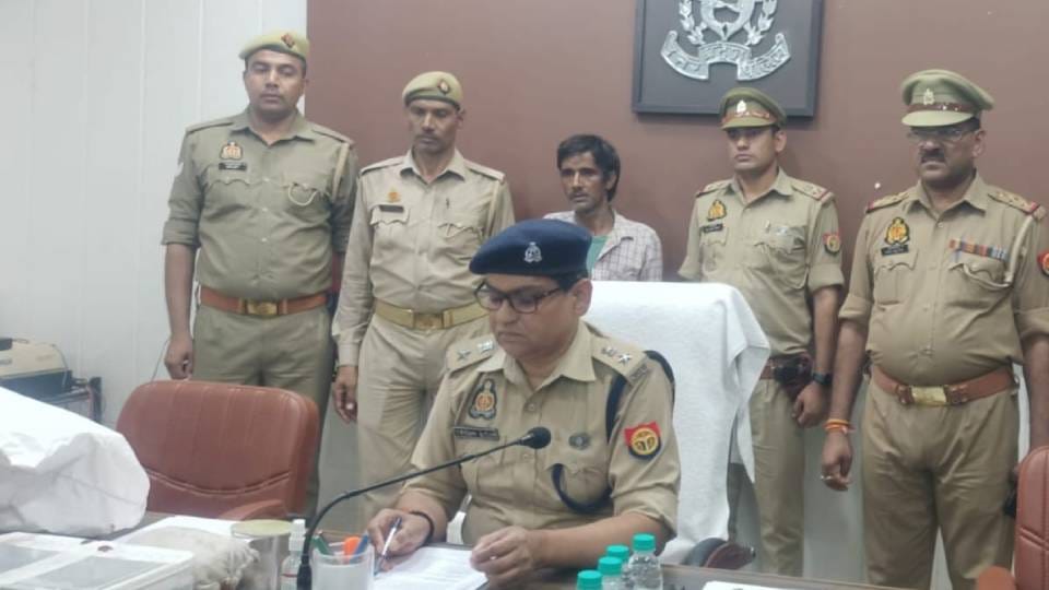 police arrested arms manufacturer During raid in Mathura who manufacturing illegal arms in his house
