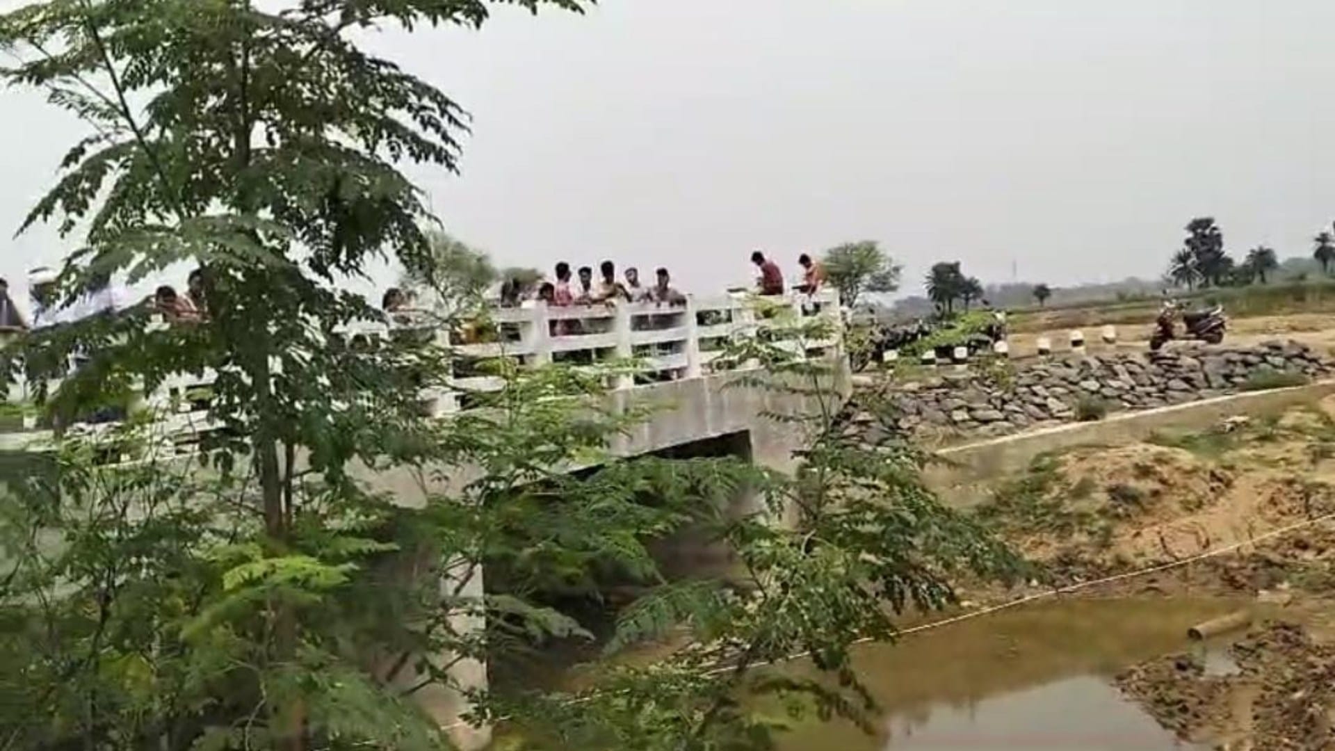 घटनास्थल पर मौजूद स्थानीय लोग
