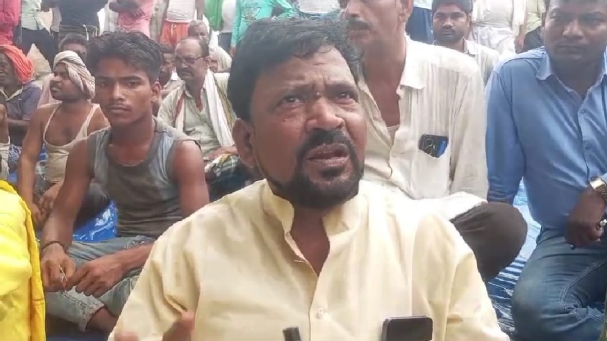 Bihar News: CPI-ML MLA Gopal Ravidas sits on dharna with villagers against railway administration in Patna