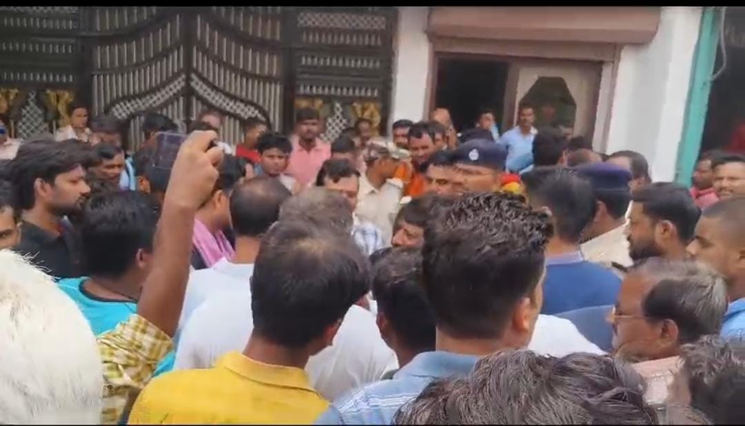लोगों ने जमकर हंगामा किया।