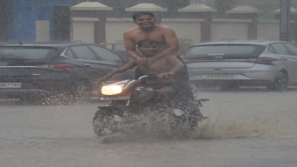 Drizzle in Agra today Be prepared for heavy rain for the next three days get relief from heat