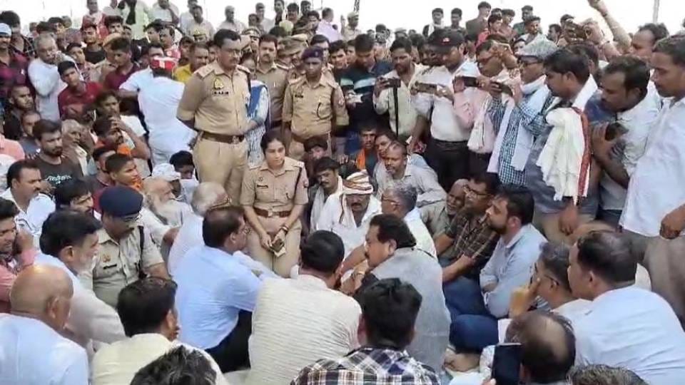 father said police took away support of old age now living useless After suicide of brothers in Barhan Agra
