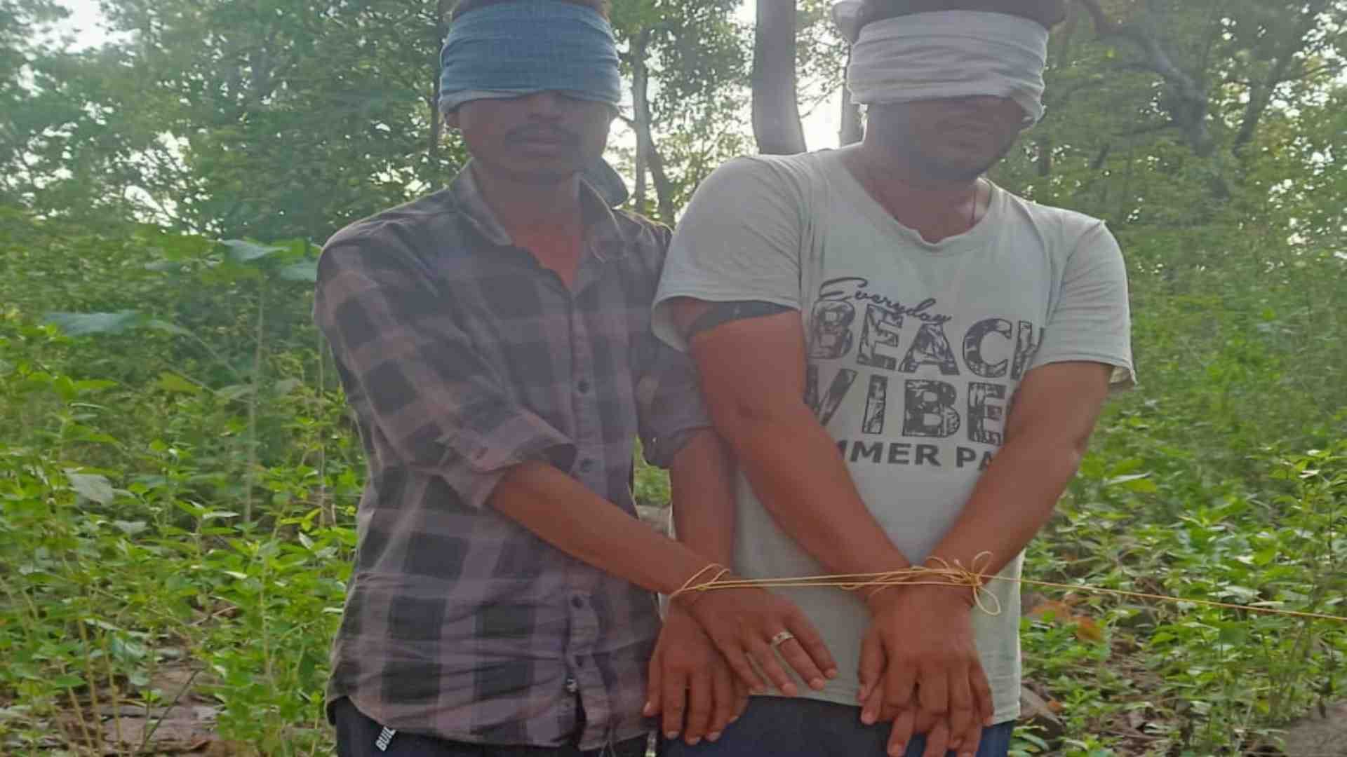 बंधक बनाए गए युवक।