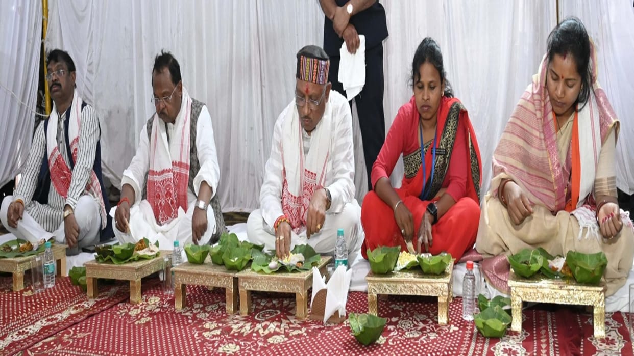CG News: CM vishnudeo Sai ate food in a bowl and paper with Swachhata Didi in ambikapur