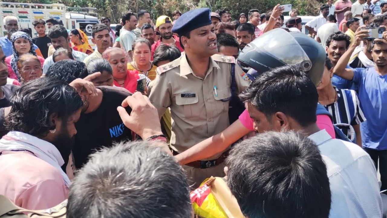 Dehradun encroachment bulldozer run in kathbangla slum colony Woman dies due to shock people block road