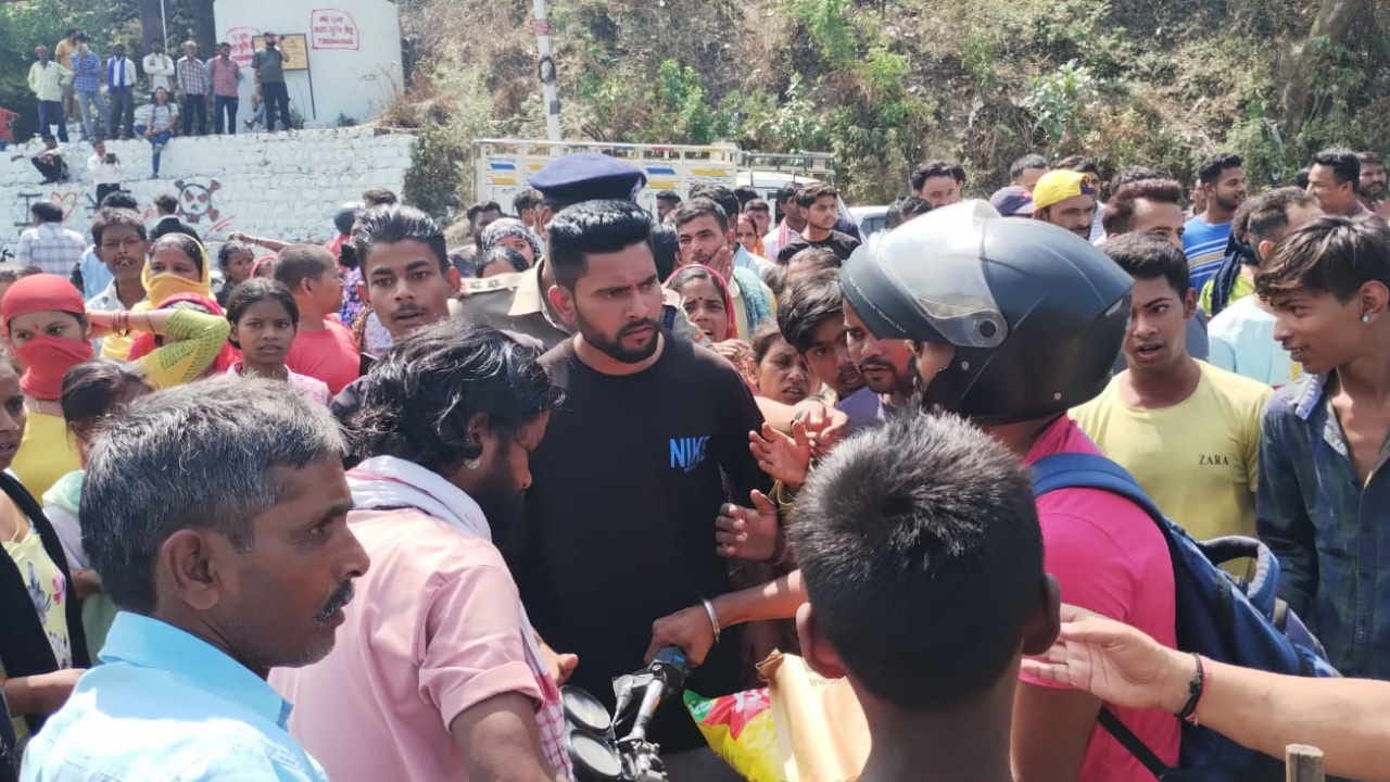 Dehradun encroachment bulldozer run in kathbangla slum colony Woman dies due to shock people block road