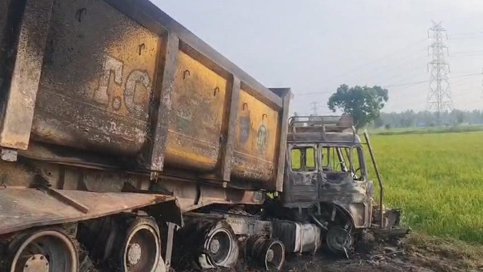 Driver burnt alive due to fire in collision of two dumpers in Kashipur